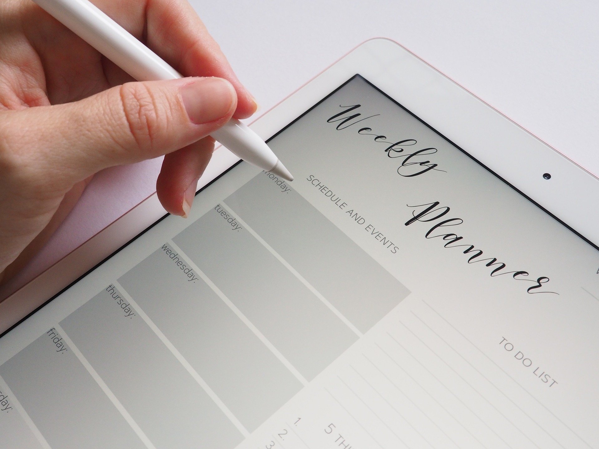 a student creating a USMLE study schedule on a tablet