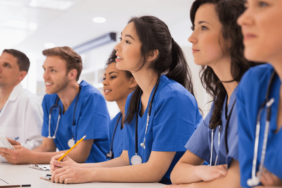 6 medical students paying attention in class